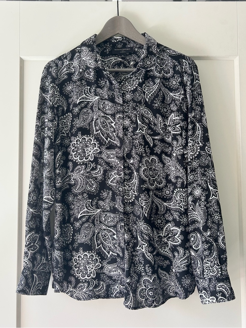 Banana Republic Black and White Paisley Button-Down Shirt size M
